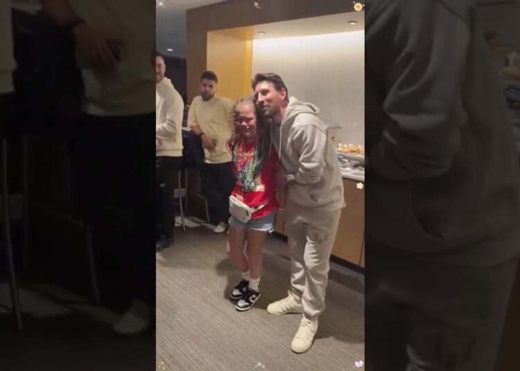 When a Celebrity Surprises a Fan in Real Life… This Reaction Is Pure Magic 😭✨ #CelebritySurprise #