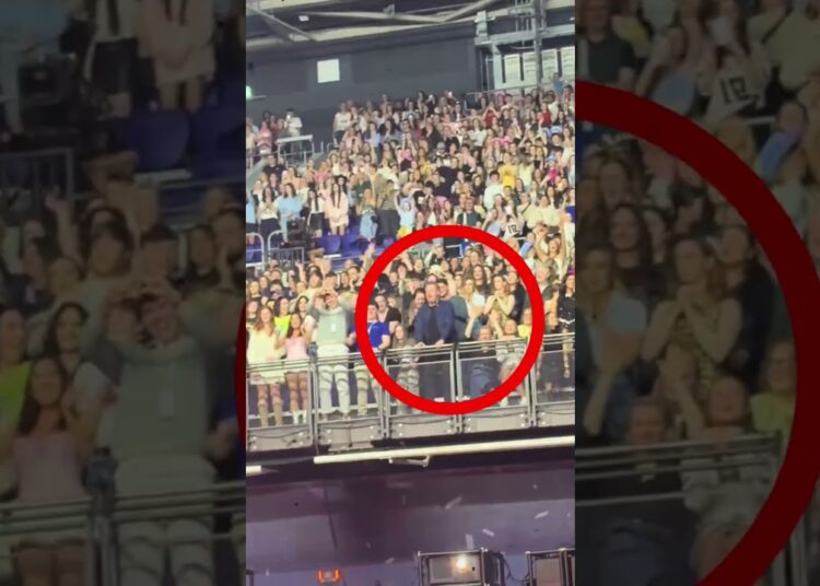 Sabrina Carpenter ve a su padre entre la multitud #artist