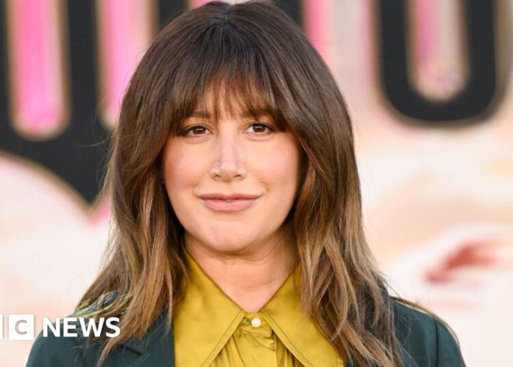 Actress and singer says she quit her 'toxic mom group'