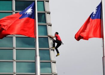 American rock climber Alex Honnold reaches top of Taipei 101 skyscraper without ropes