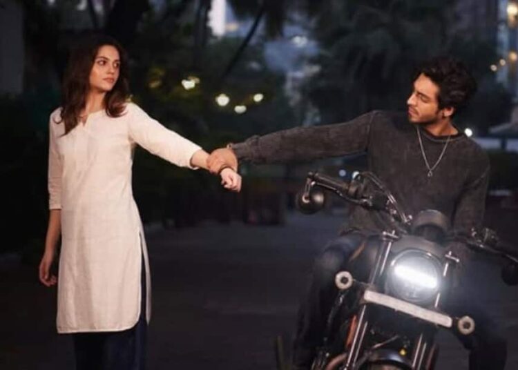 Aneet Padda, Ahaan Panday Recreate Saiyaara Scene As Film Completes Six Months