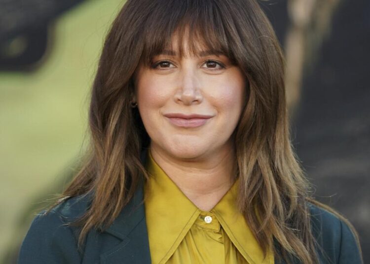 Ashley Tisdale dubs mommy group 'toxic,' 'too high school'