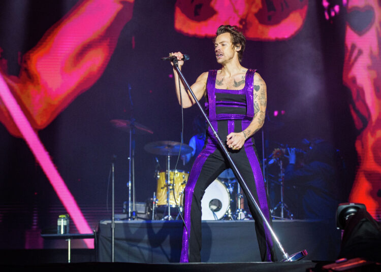 Austin gets early listen to Harry Styles' new single at Waterloo