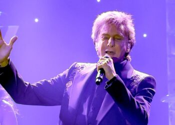 Barry Manilow announces final Long Island performance
