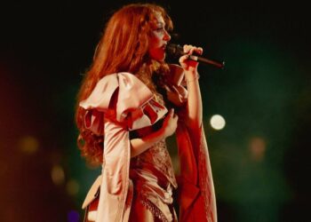 Chappell Roan Performs 'The Subway' for 'New Year's Rockin' Eve'