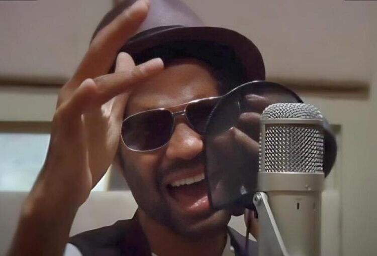 Eric Benet (at mic) - screenshot