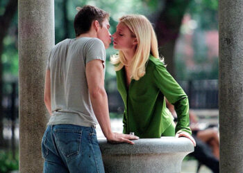 Ethan Hawke and Gwyneth Paltrow kiss in "Great Expectations"