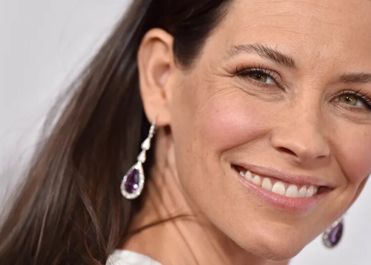 Evangeline Lilly Smashes Face In Boulder Incident