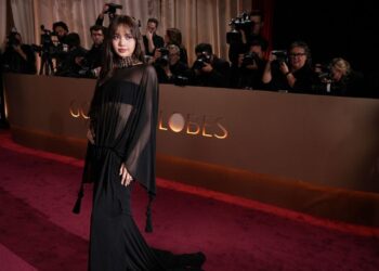 Golden Globes red carpet: Celebrities embrace old Hollywood