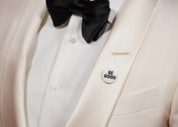 Golden Globes red carpet: Mark Ruffalo, Wanda Sykes and other stars wear 'BE GOOD' pins protesting ICE |