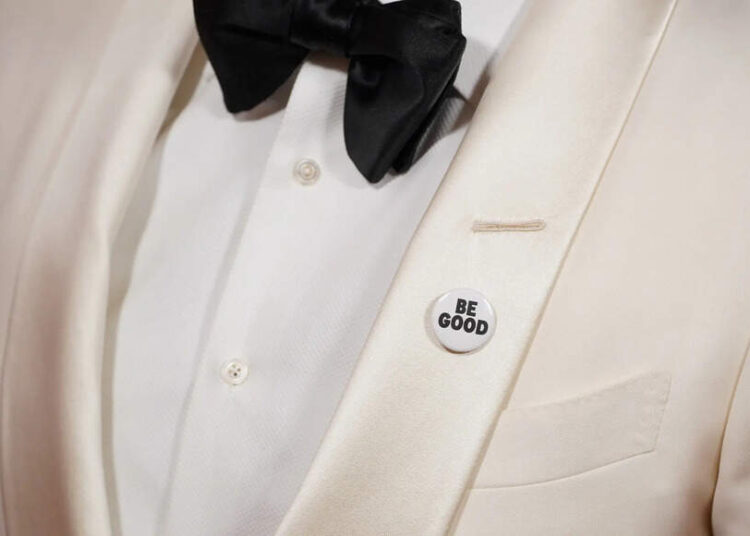 Golden Globes red carpet: Mark Ruffalo, Wanda Sykes and other stars wear 'BE GOOD' pins protesting ICE |