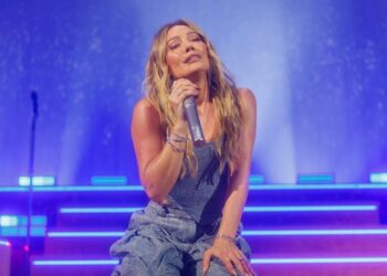 Hilary Duff Performs “What Dreams Are Made Of”