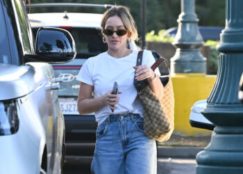 Hilary Duff's ‘Outdated’ Styling Trick Instantly Elevates Baggy Jeans and Flip-Flops