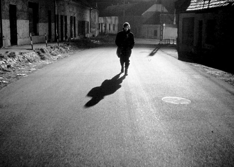 Lars Rudolph in the 2000 film "Werckmeister Harmonies," directed by Béla Tarr and Ágnes Hranitzky.
