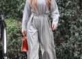 *exclusive* los angeles, ca jennifer lopez is spotted out for lunch with a friend at the bel air hotel, looking stylish in a gray sweater and high waisted tailored pants, accesorized with a red leather handbag. pictured: jennifer lopez backgrid usa 21 january 2026 usa: +1 310 798 9111 / usasales@backgrid.com uk: +44 208 344 2007 / uksales@backgrid.com *uk clients pictures containing children please pixelate face prior to publication*