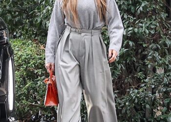 *exclusive* los angeles, ca jennifer lopez is spotted out for lunch with a friend at the bel air hotel, looking stylish in a gray sweater and high waisted tailored pants, accesorized with a red leather handbag. pictured: jennifer lopez backgrid usa 21 january 2026 usa: +1 310 798 9111 / usasales@backgrid.com uk: +44 208 344 2007 / uksales@backgrid.com *uk clients pictures containing children please pixelate face prior to publication*