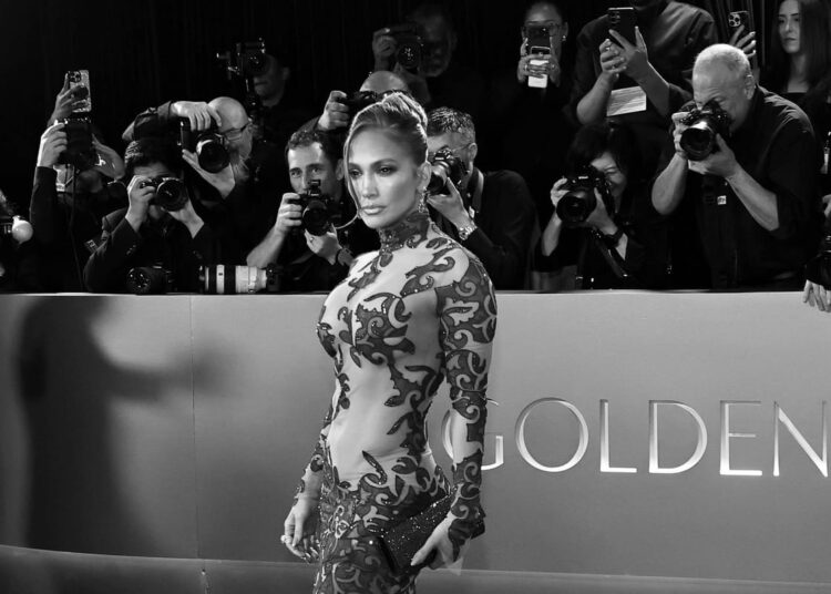 Jennifer Lopez was stiff for Cole and Glambot at the Globes