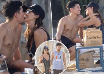 Jessica Alba and Danny Ramirez kiss during Mexico beach vacation