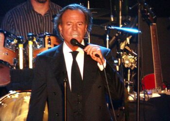 Julio Iglesias performing in Istanbul, Turkey, in 2008.