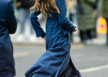 Kate Middleton runs in heels to greet crowds