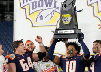 Music City Masterpiece: Illinois Stuns Tennessee on Last-Second Field Goal