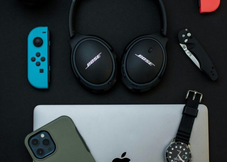 https://unsplash.com/photos/black-sony-headphones-beside-silver-iphone-6-and-black-and-silver-watch-EWuGVf1Fj6s?utm_source=unsplash&utm_medium=referral&utm_content=creditCopyText