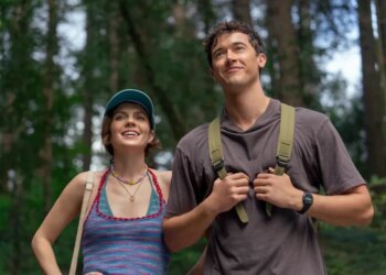 Emily Bader as Poppy and Tom Blyth as Alex in "People We Meet on Vacation."