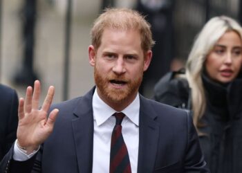 Prince Harry LIVE: Duke gives 3-word remark as he arrives at court | Royal | News