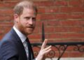 prince harry waving