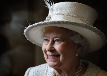 Queen Elizabeth II's blunt 3-word response to royal rule breakers | Royal | News