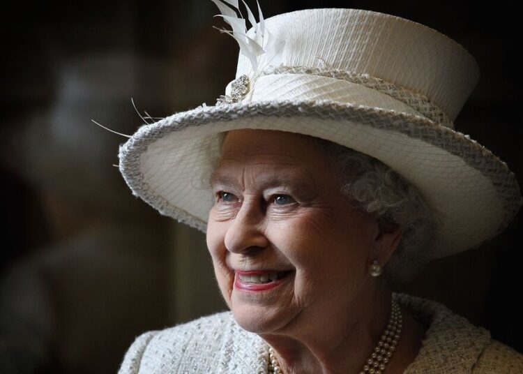 Queen Elizabeth II's blunt 3-word response to royal rule breakers | Royal | News