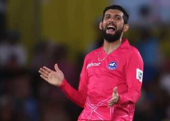 sikandar-raza-took-4-for-13-in-paarl-royals-win