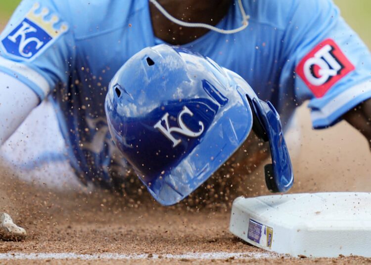 Royals Re-Sign Former 1st-Round Outfielder