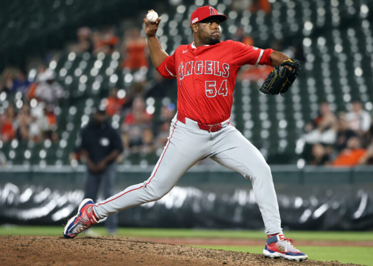 Royals Sign Hector Neris To Minor League Deal