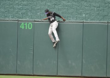 Royals to move fences in, lower height