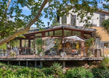 Sophia Loren and Jane Russell: This Week in Celebrity Homes