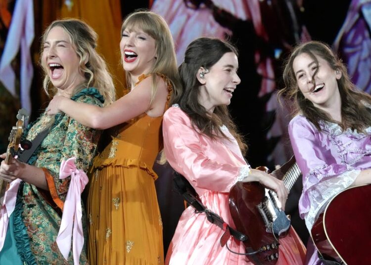 The Haim Sisters Were Spotted Carrying Loaves of Taylor Swift’s Famous Sourdough
