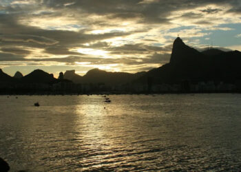 Rio de Janeiro at sunset. Credit: Lima Andruška, CC BY-SA 2.0, via Wikimedia Commons.