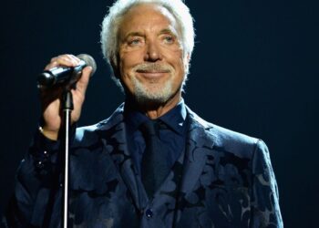 Tom Jones issues urgent warning to fans after 'sad' development | Celebrity News | Showbiz & TV