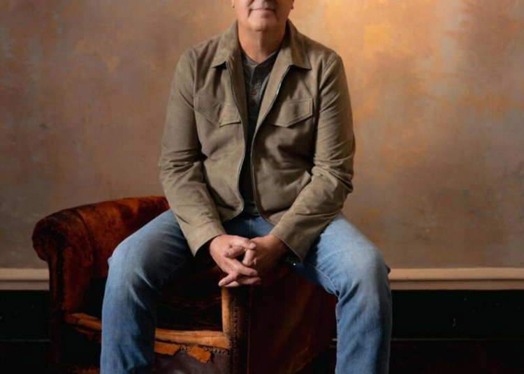 Vince Gill Pays Tribute To Longtime Nashville Favorite On New EP, 'Brown's Diner Bar'