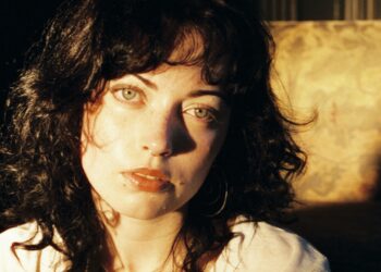 Violet Grohl signs major record deal with Republic/Island EMI and shares two new songs 'Thum' and 'Applefish'