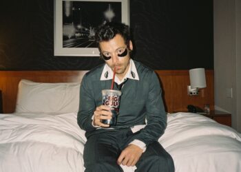 Watch Harry Styles find kindred spirit in his stalker in new video for 'Aperture'