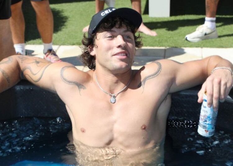 ​Rob Rausch shows off his sexy v-line & biceps in viral pics