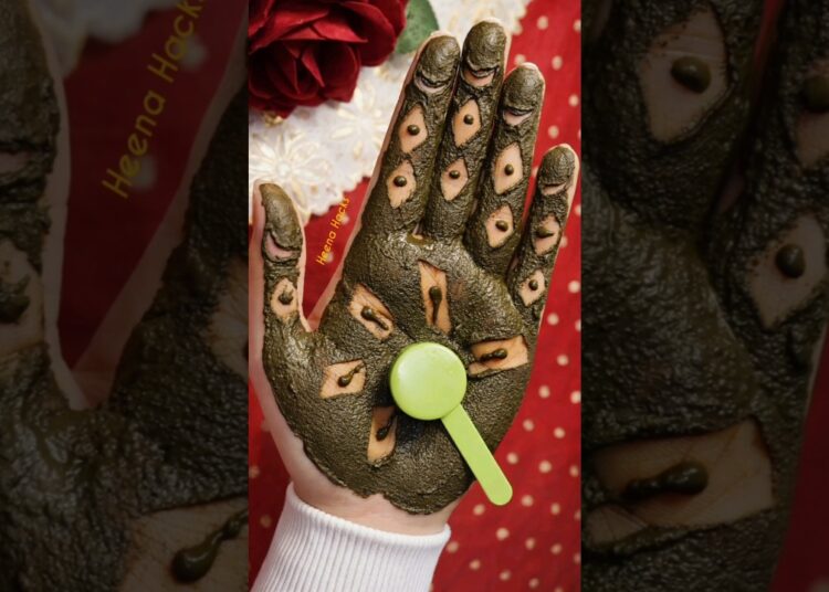 Mehndi Trick😱 #mehndi #trick #mehndiart #mehndidesign #trickhenna #viral #art #artist #henna #shorts