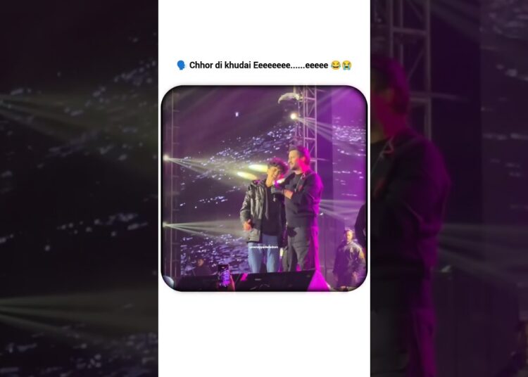 fan moment😂 #viralshort #bollywood #unwrappedwisdom #gossip #concert #atifaslam #song #gossip #funny