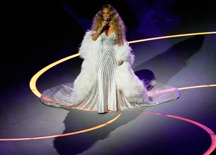 Mariah Carey's Olympic act prompts questions about possible lip-syncing and a curious teleprompter | Entertainment