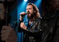His voice is powerful | The entire audience was moved by him.#music #folksouls #lyrics #70s80s90s