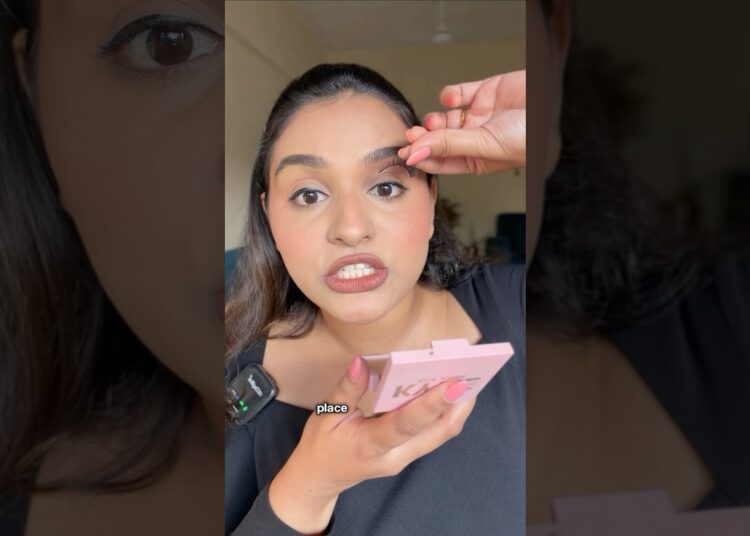 How to Apply False Lashes like a Pro Makeup Artist 😌💕 #makeuptutorial #makeuptips #trending