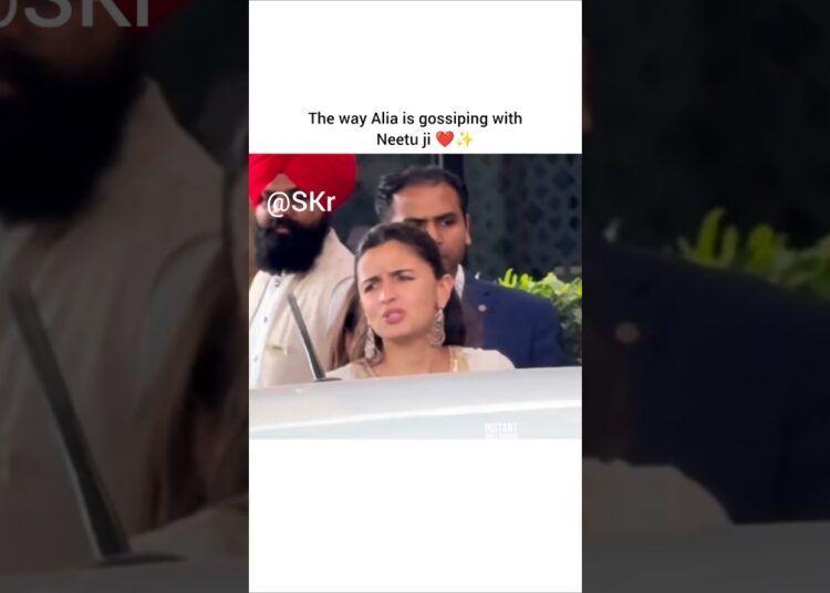 The way Alia is gossiping with Neetu ji❤️✨| #shorts #shortsfeed #youtubeshorts #ytshorts #trending