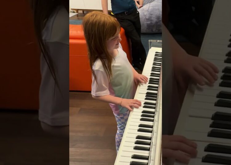 ADLEY PLAYS a MAGiCAL PiANO!! adley pretends to play a new song that sounds a little familiar 🤔 🎹📱